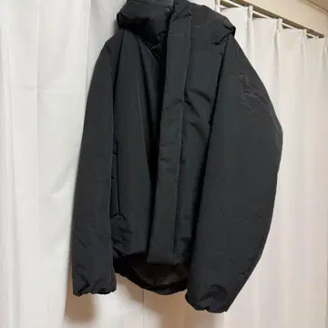 블랙 후드 부착 다운 자켓