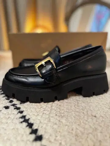 ZARA 블랙 트랙 밑창 로퍼 금장 장식 포함 37