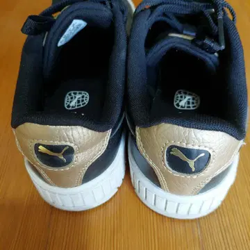PUMA 블랙/골드 스니커즈