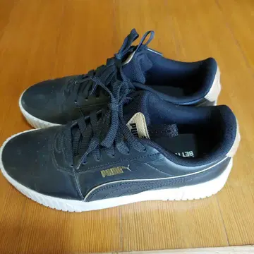 PUMA 블랙/골드 스니커즈