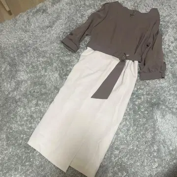 카키에 가까운 그레이와 화이트의 원피스