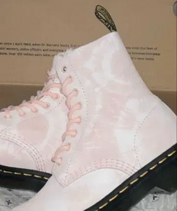 Dr. Martens 핑크 타이다이 패턴 하이컷 부츠