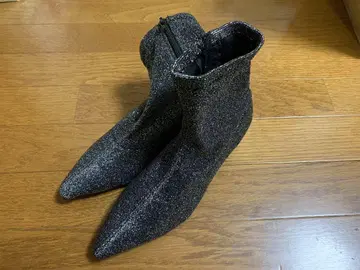 스틸레토 부츠 블랙과 실버 라메