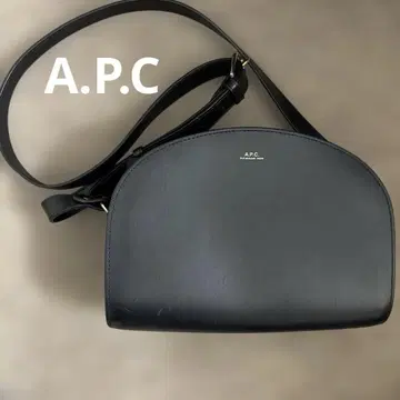 a.p.c 블랙 하프문 백 천연 가죽 숄더백