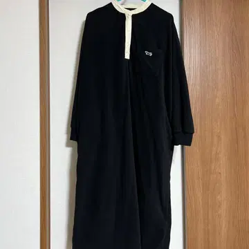 플리스 소재 블랙 긴팔 원피스