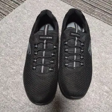 SKECHERS 블랙 스니커즈