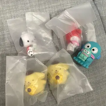 봉제 인형과 함께 피규어 산리오
