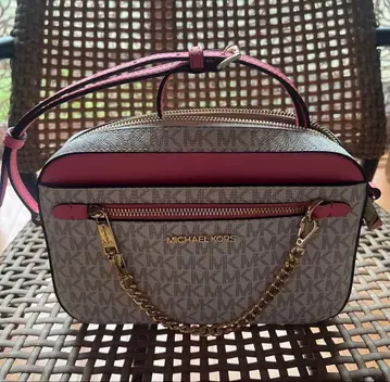 MICHAEL KORS 그레이와 핑크 숄더백