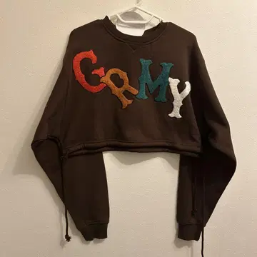 새로운 브라운 크롭 후드티 GRAMY