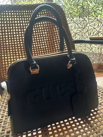 GUESS 블랙 숄더백