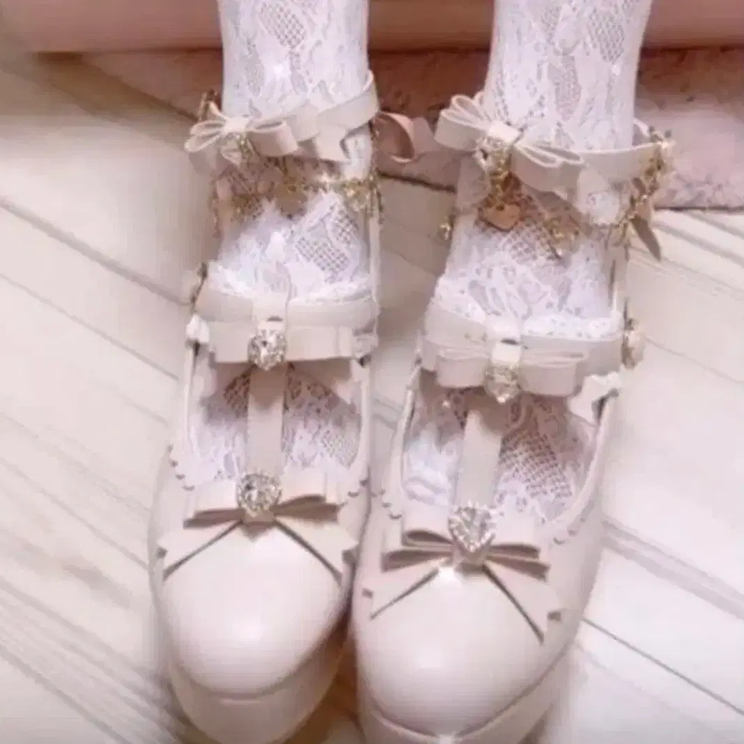 LIZLISA | 리즈리사 Lizlisa Anglet Strap 3-Tier Ribbon Pumps Mass