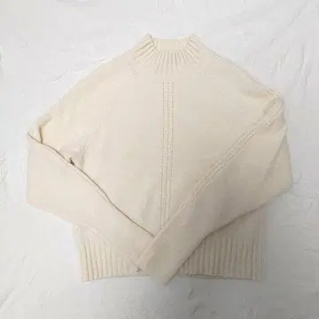 새상품급 유니클로 콩트와르 데코토니에 캐시미어 모크넥 스웨터 S