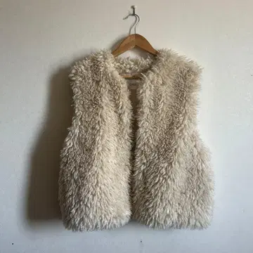 노카라 포켓 부착 볼륨 퍼 베스트 아이보리