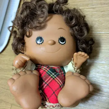 컬이 들어간 체크 무늬 인형