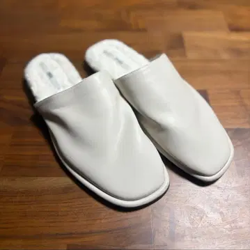 ZARA 화이트 샌들