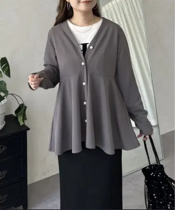 펄 버튼 V넥 플럼컷 가디건 M 차콜 그레이