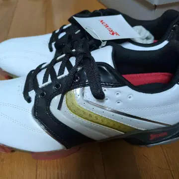 Srixon 골프화 화이트/블랙/골드 가격 인하