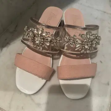 Bridget Birkin 장식이 있는 클리어 샌들