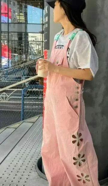 새상품급 플라워 컷 아웃 오버롤