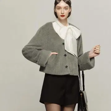트웬티스 파파라치에 둘러싸인 인조 모피 원단의 그레이 가디건