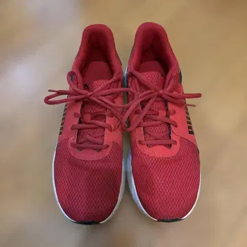 PUMA 레드 메쉬 어퍼 러닝화