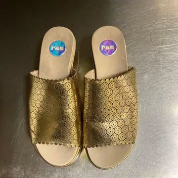 rad. 샌들