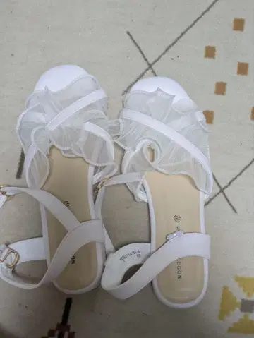 시어 프릴 샌들