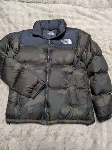 THE NORTH FACE 다운 자켓 블랙/카모플라쥬