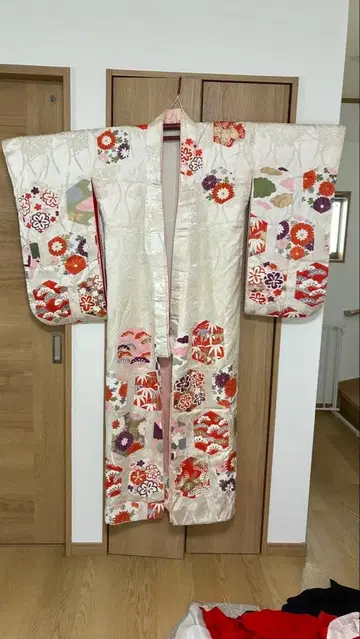 크림색 꽃무늬 자수 후리소데 기모노