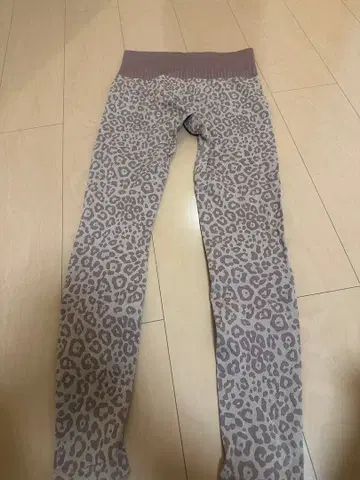 레오파드 무늬 슬림핏 레깅스