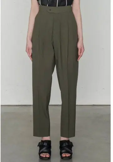 [ HYKE ] P/R STRETCH TAPERED PANTS 올리브