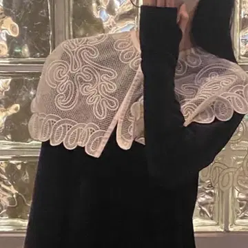 LILY BROWN 자수 탈부착 카라 화이트