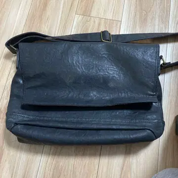 블랙 가죽 숄더백