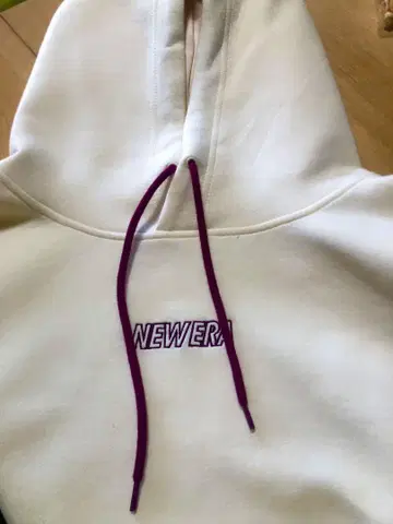 NEWERA 크롭 후드티 여성용