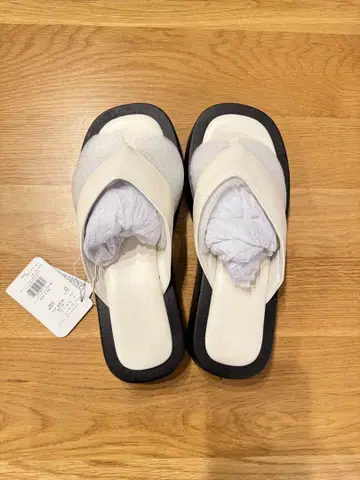 화이트 플립플랍 블랙 밑창