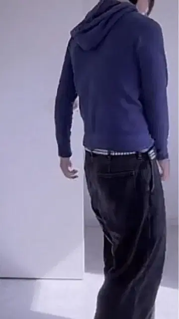 파란색 후드티