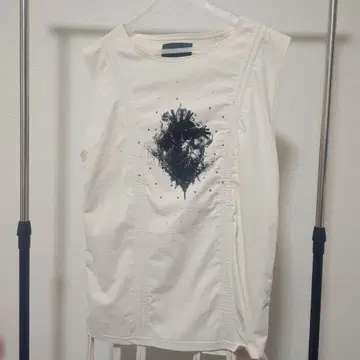 [ GRANCY ] 셔링 디자인 큐빅 그래픽 슬리브리스 T