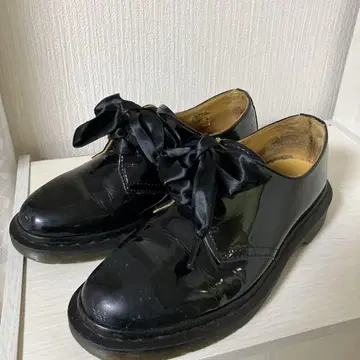 닥터 마틴 리본 포함 블랙 로퍼 UK4