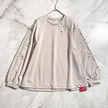 M17970 앤드러브 스칼라 레이스의 HAPPY 리본 속기모 풀오버