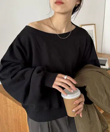 [ DISCOAT ] 오프숄더 맨투맨