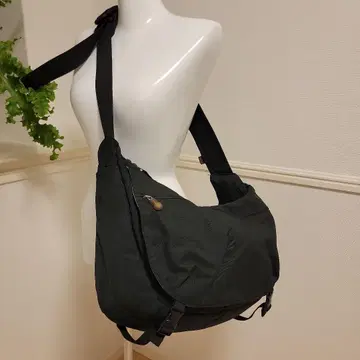 나일론 소재 블랙 숄더백