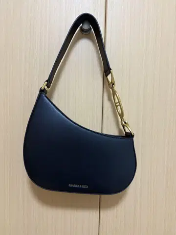 비대칭 숄더백 찰스앤키스