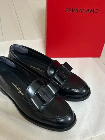 FERRAGAMO VIVALDO 블랙 로퍼