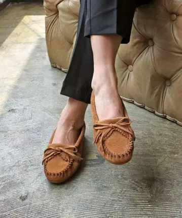미네통카 킬티 스웨이드 모카신 브라운