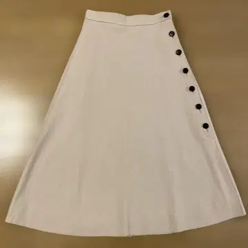 쉽스 베이지 플레어 스커트 6버튼