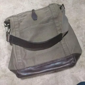올리브 그린 숄더백 캔버스