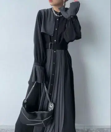 HARE 소매 플리츠 절개 원피스 블랙 x 그레이
