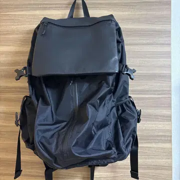 블랙 나일론 백팩 심플한 디자인