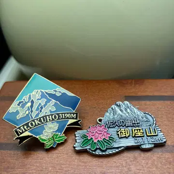 산 2112m & 오쿠호타카다케 3190m 핀 배지 2개 세트