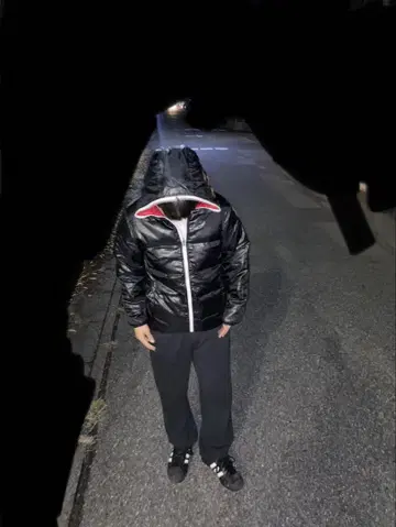 블랙/빨간색 후드 부착 다운 자켓